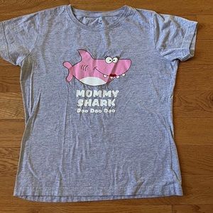 Women’s Mommy Shark Gray T shirt Sz M